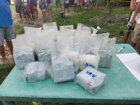 PNP finds shabu packs in waters off Ilocos Sur coast .